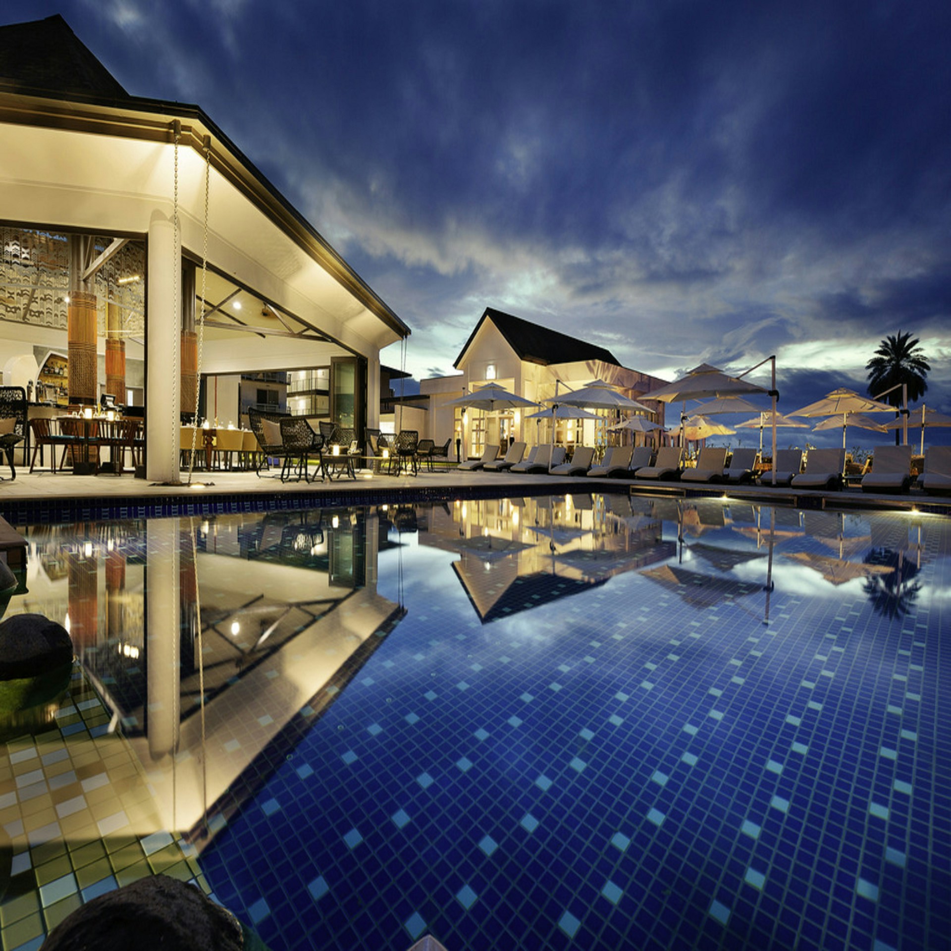 Không gian ngoài trời villa buổi sáng
